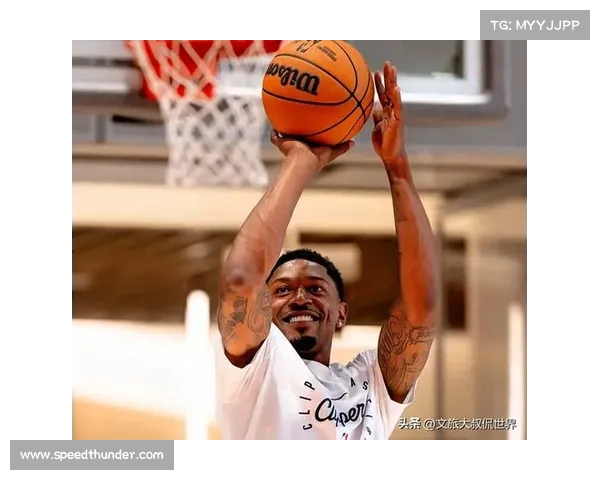 快船主帅泰伦卢爆笑宣布比尔将首发中锋全场笑翻观众球员懵圈